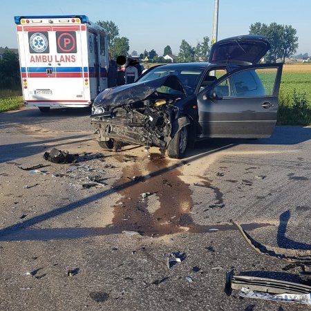 Zderzenie osobówki z ciężarówką. Dwie osoby trafiły do szpitala [ZDJĘCIA]