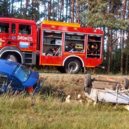 Wypadek w Cierpiętach. Osobówka z przyczepką wpadła do rowu [ZDJĘCIA]