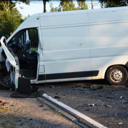 Nieudany manewr zawracania zakończony wypadkiem. Poszkodowane zostały dwie osoby [ZDJĘCIA]