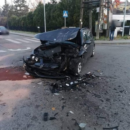 Osobówka uderzyła w autobus z 15 osobami „na pokładzie” [ZDJĘCIA]