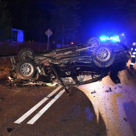 Niebezpieczny wypadek. Kierowca bmw uniknął zderzenia z sarną ale sam dachował [ZDJĘCIA]