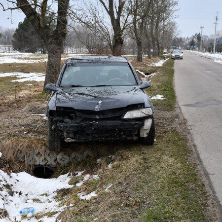 Wypadła z drogi i uderzyła w betonowy przepust wodny