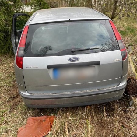 Był tak pijany, że nie był w stanie wysiąść z auta. Pomogli policjanci