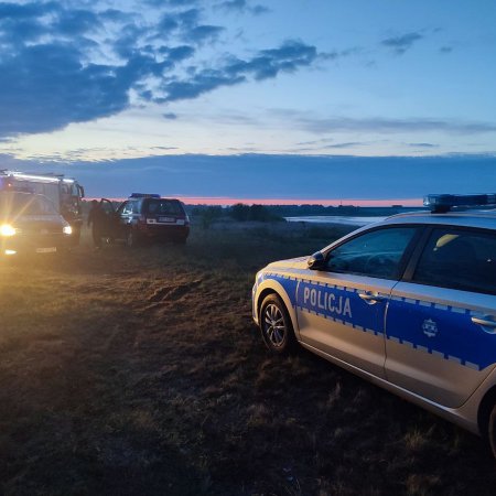 „Jesteśmy nad Bugiem samochodem i topimy się!” - auto z dwiema osobami stoczyło się do wody [ZDJĘCIA]