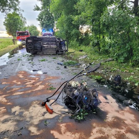 Siła uderzenia wyrwała silnik z busa. Zaczęło się od poślizgu na kałuży [ZDJĘCIA]