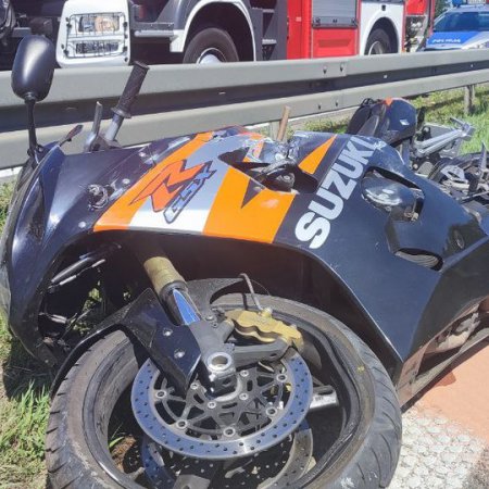 Wypadek z udziałem motocyklisty. 23-latkę zabrano śmigłowcem do szpitala [ZDJĘCIA]