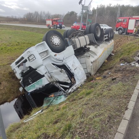 Poważny wypadek. Cysterna wpadła do przydrożnego rowu [ZDJĘCIA]