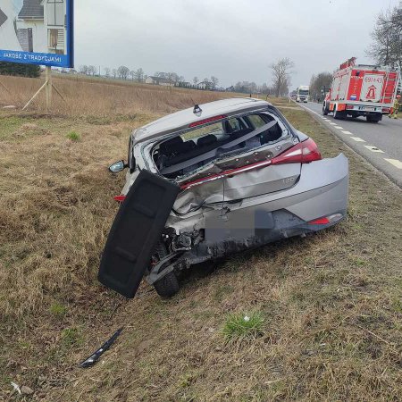 Groźny wypadek na “krajówce”. Poszkodowana jedna osoba [ZDJĘCIA]