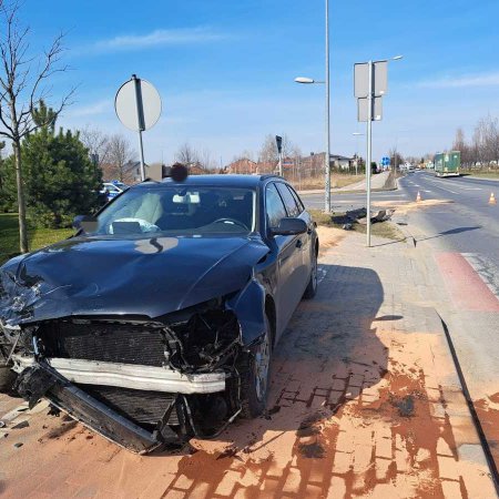 Poważny wypadek. Poszkodowane zostały dwie osoby [ZDJĘCIA]