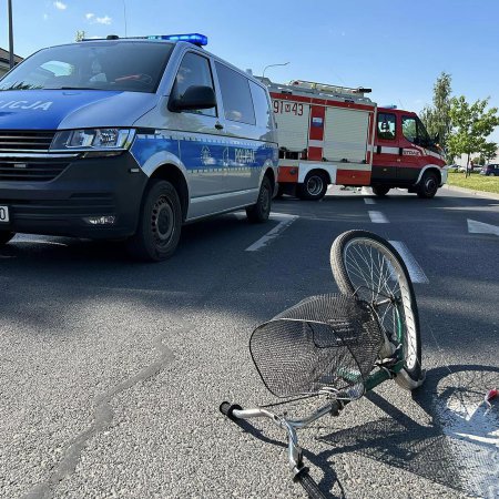 Groźny wypadek na przejściu dla pieszych. Uderzony przez auto rower rozpadł się na dwie części! [ZDJĘCIA]