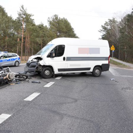 Motocyklista ranny w zderzeniu z busem [ZDJĘCIA]