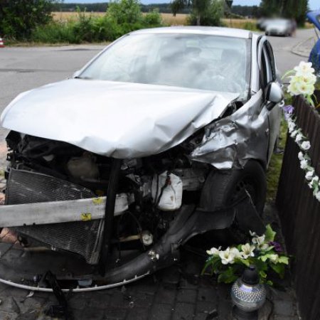 Wypadek na lokalnej drodze. Poszkodowane dwie osoby [ZDJĘCIA]