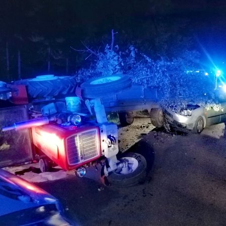 Wjechał w nieoświetloną przyczepę z drzewem. Dwie młode osoby trafiły do szpitala [ZDJĘCIA]