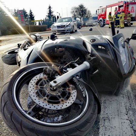Wypadek z udziałem motocyklisty na lokalnej drodze [ZDJĘCIA]