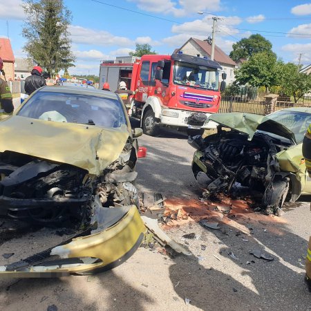 Czołowe zderzenie dwóch aut. Ranne trzy osoby, w tym dziecko