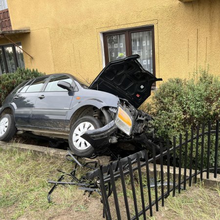 Wypadek pod Baranowem. Osobówka wpadła na ogrodzenie [ZDJĘCIA, AKTUALIZACJA]