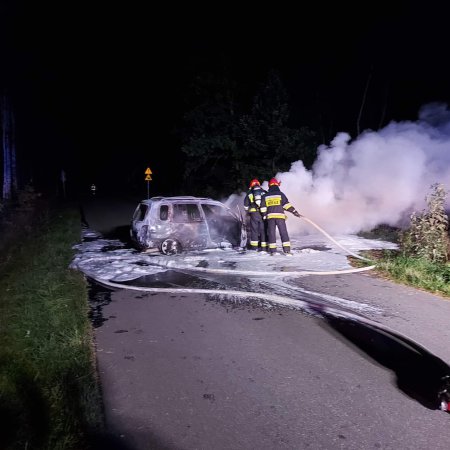 Ktoś celowo postawił auto w poprzek drogi i je podpalił? Sprawę bada ostrołęcka policja