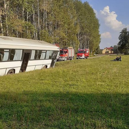 Wypadek szkolnego autobusu. Poszkodowana została jedna osoba