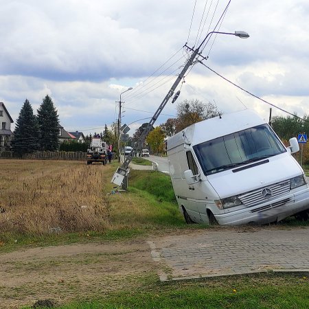 Wypadek na trasie Ostrołęka - Czerwin. W Rzekuniu bus uderzył w słup trakcji elektrycznej [ZDJĘCIA]