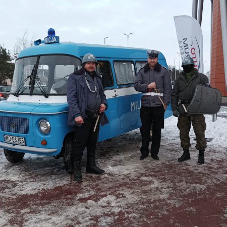 Funkcjonariusze MO na ulicach Ostrołęki. Tak było 41 lat temu i dziś [ZDJĘCIA]