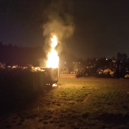 Pożar na cmentarzu przy Kurpiowskiej w Ostrołęce [ZDJĘCIA]