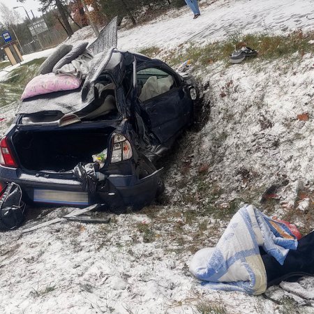 Uwaga wypadek! W zderzeniu busa i osobówki poszkodowane dwie osoby [ZDJĘCIA, WIDEO]