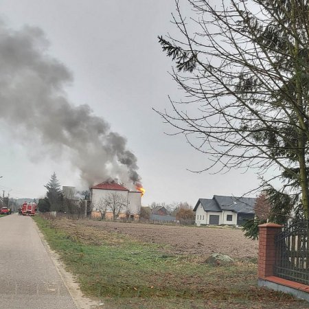 Pożar domu w Borawem. Z ogniem walczyły cztery jednostki strażackie [WIDEO, ZDJĘCIA]