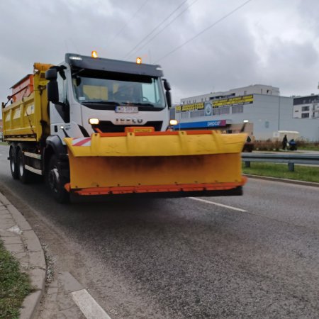 Ostrołęckie służby drogowe gotowe do akcji “Zima”. Pierwszy wyjazd piaskarek zaliczony