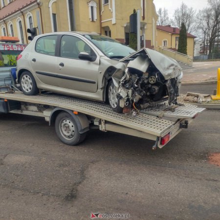 Poważny wypadek na skrzyżowaniu Bohaterów Warszawy i Sikorskiego [ZDJĘCIA]