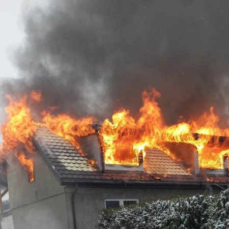 Strażak stracił dom w pożarze [ZDJĘCIA]