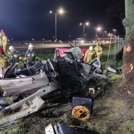 Śmiertelny wypadek na S-8. Nie żyją dwie osoby, dwie kolejne zabrano do szpitala