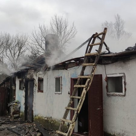 Pożar w Chełstach. Spłonął budynek gospodarczy [ZDJĘCIA]