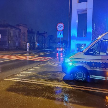 Wypadek w Ostrołęce. Potrącony na przejściu pieszy został zabrany do szpitala [ZDJĘCIA]