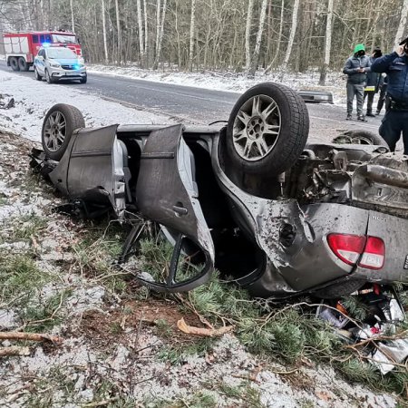 Poważny wypadek na lokalnej drodze. Poszkodowana została jedna osoba [ZDJĘCIA]