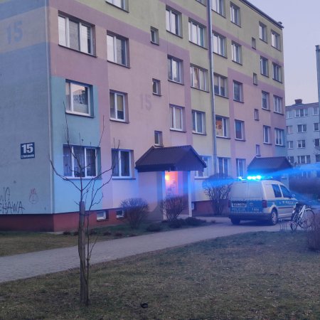 Dziecko wypadło z okna na drugim piętrze bloku w centrum Ostrołęki