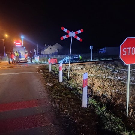 Tragedia na torach. Pociąg zmiażdżył taksówkę. 65-letni kierowca zginął na miejscu [ZDJĘCIA]