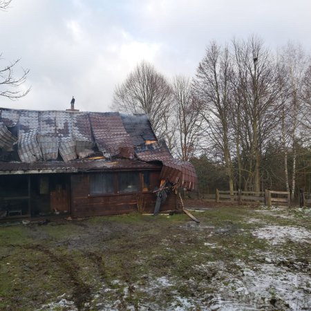 Pożar drewnianego domu. Zginęła jedna osoba [ZDJĘCIA]