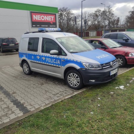 Kraksa na rondzie. Nie obyło się bez interwencji policji [ZDJĘCIA]