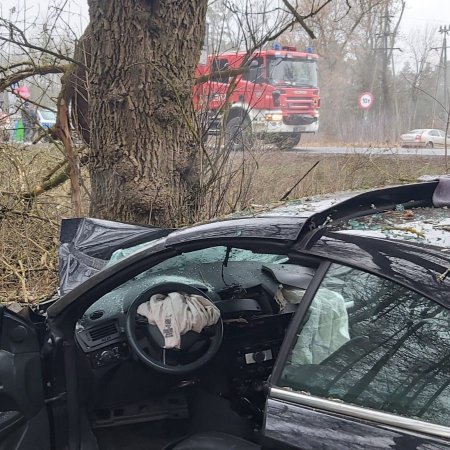 Wypadek w Kaszewcu - opel rozbity na drzewie