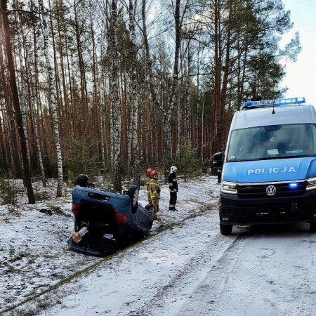 Dachowanie osobówki na DK-53. Kierująca była po suto zakrapianej imprezie