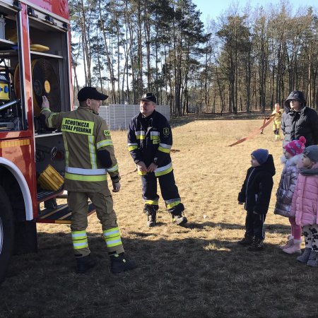 Strażacy odwiedzili uczniów szkoły w Czarnotrzewiu