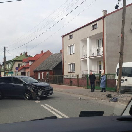 Wypadek w Myszyńcu. 55-latek uderzył autem na betonowy słup [ZDJĘCIA]