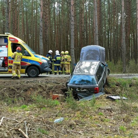 Wypadek na trasie Kadzidło - Gleba. Strażacy pomogli kobiecie wydostać się z rozbitego pojazdu [ZDJĘCIA, WIDEO]