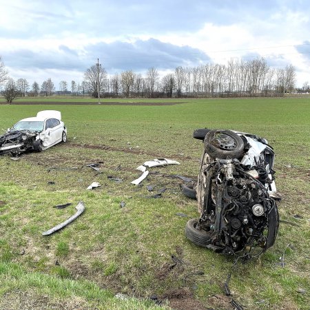 Groźny wypadek na trasie Ostrołęka-Przasnysz. Ucierpiały dwie osoby [ZDJĘCIA]