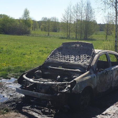 Pożar na lokalnej drodze. Osobowy opel spłonął doszczętnie