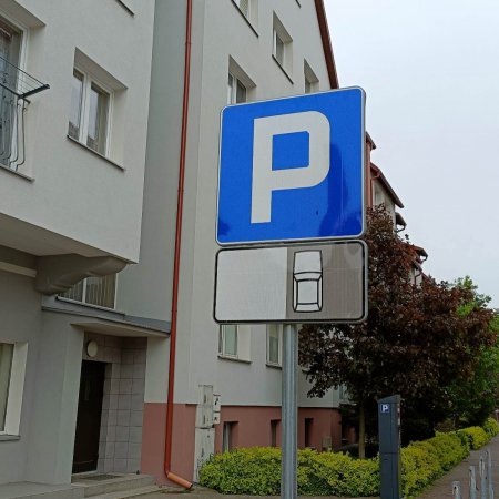 Zmiana w strefie płatnego parkowania w Ostrołęce. Dla tej grupy parkowanie będzie darmowe