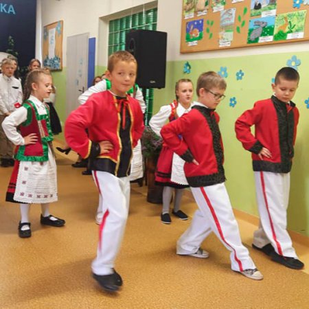 Święto Polskiej Niezapominajki w Publicznej Szkole Podstawowej SIGiE w Warmiaku