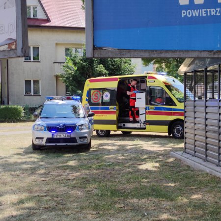 Akcja ratunkowa w centrum Ostrołęki. Policjanci ruszyli na pomoc [ZDJĘCIA]