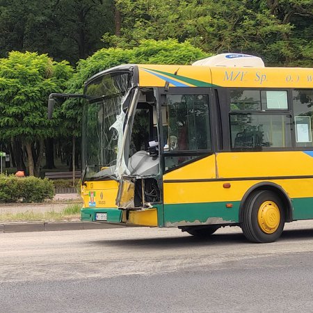Autobus MZK wiozący pasażerów zderzył się z ciężarówką [ZDJĘCIA]