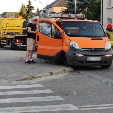 Kraksa w centrum miasta. Nie obyło się bez interwencji służb ratunkowych i policji [ZDJĘCIA]